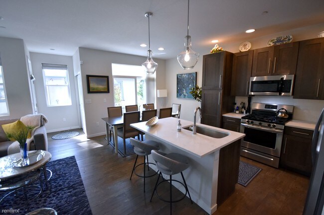 Building Photo - 3 br, 2.5 bath Condo - 240 2nd Avenue E