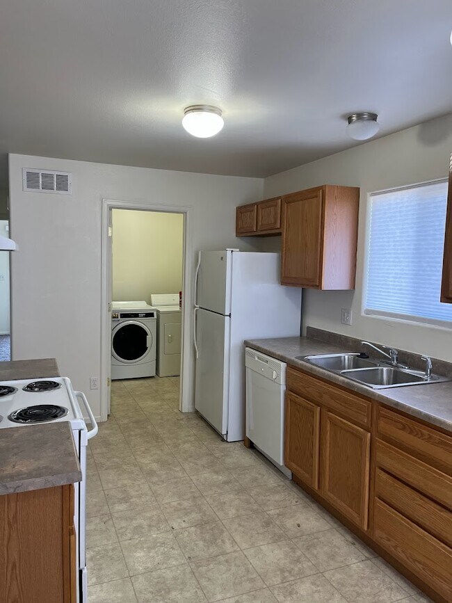 Building Photo - 701 W 2nd St