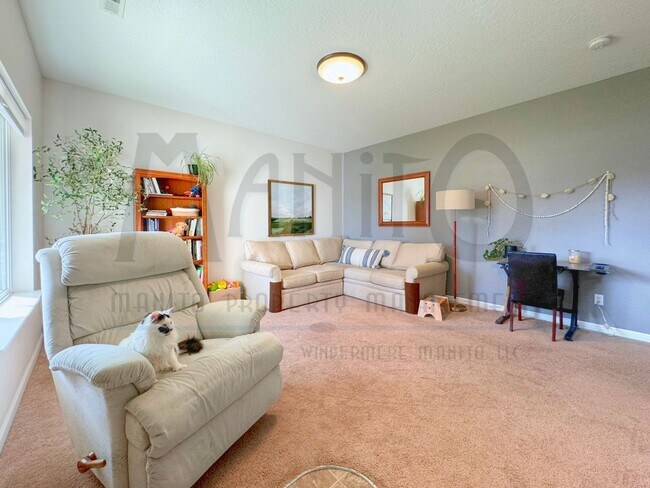 Building Photo - Stunning 5 Mile Area Home