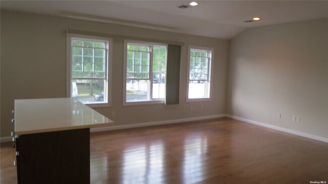 Building Photo - 38 Manorhaven Blvd