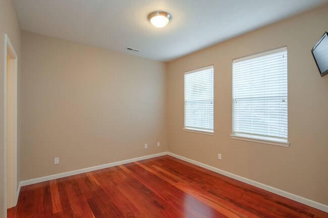 Building Photo - 881 NE Caden Ave