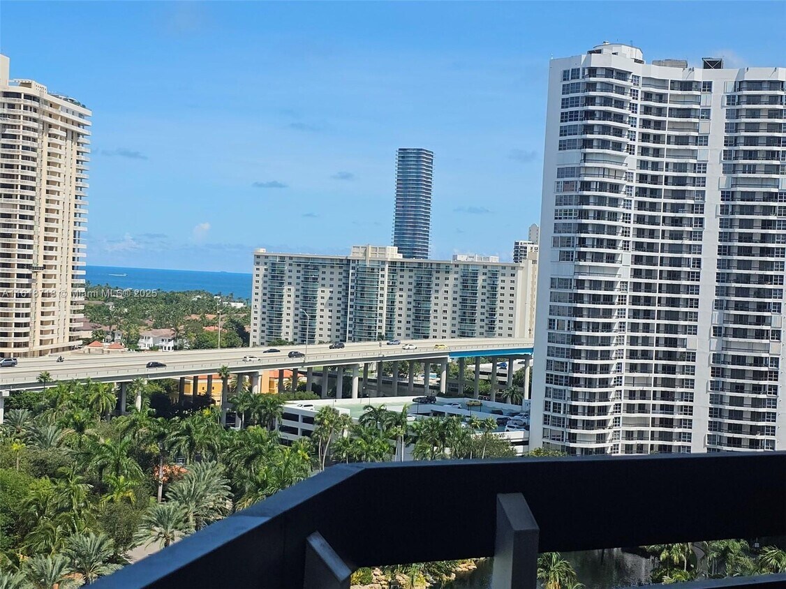 Foto principal - 3600 Mystic Pointe Dr