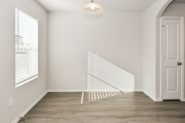 Foto del edificio - 4935 Sweet Chestnut Ln