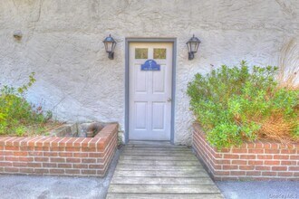 Building Photo - 3 Toms Point Ln