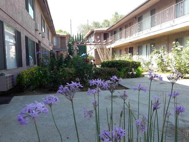 Foto del edificio - 9146 Somerset Blvd