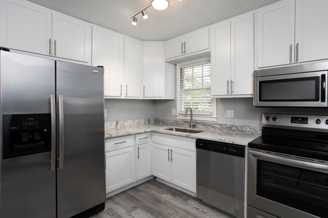 Building Photo - Charming 3 bed/2 bath home with Sunroom and Deck, minutes from Downtown Durham!