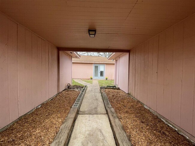 Foto del edificio - 16223 Tibet Rd
