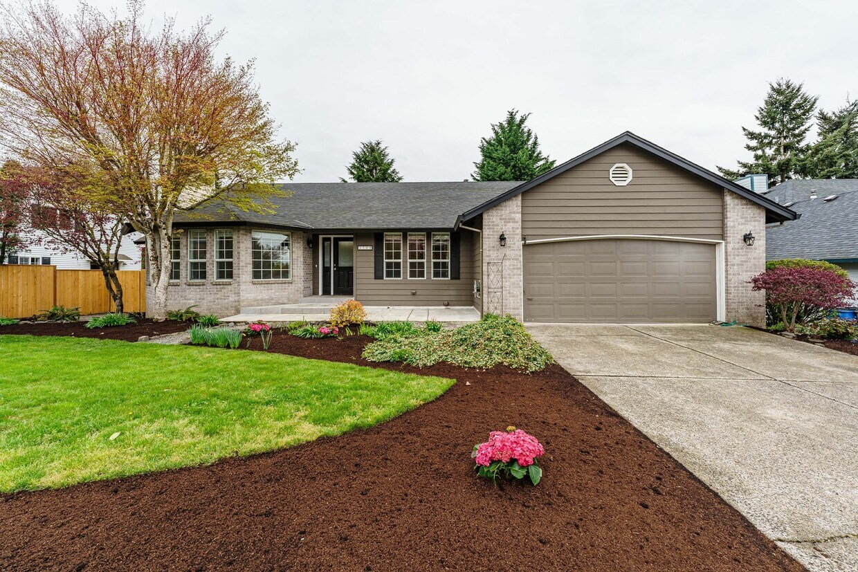 Primary Photo - Stunning 4-Bedroom 2.5 Bath Home in Maple ...