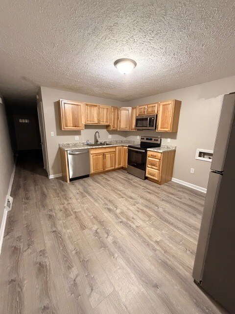 Cocina: gabinetes y pisos completamente nuevos, y microondas nuevo. - 3203 Island Rd