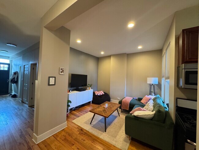 Foto del edificio - 1961 N Wilmot Ave