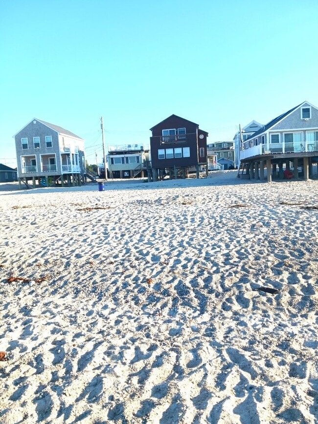 Building Photo - Plymouth/Whitehorse Beach, Fully Furnished...