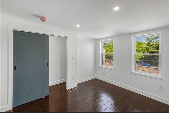 Building Photo - 325 W Lorraine Ave