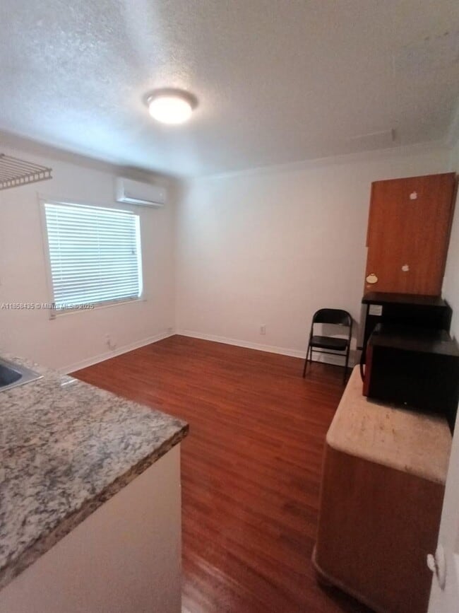 Building Photo - 919 N 19th Ave