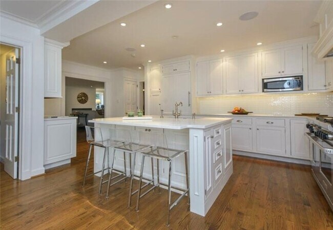 Building Photo - 211 Creek Dr