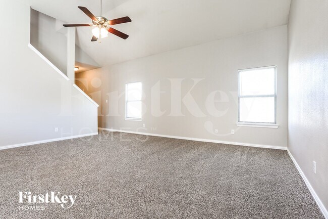 Building Photo - 703 Woodcrest Dr