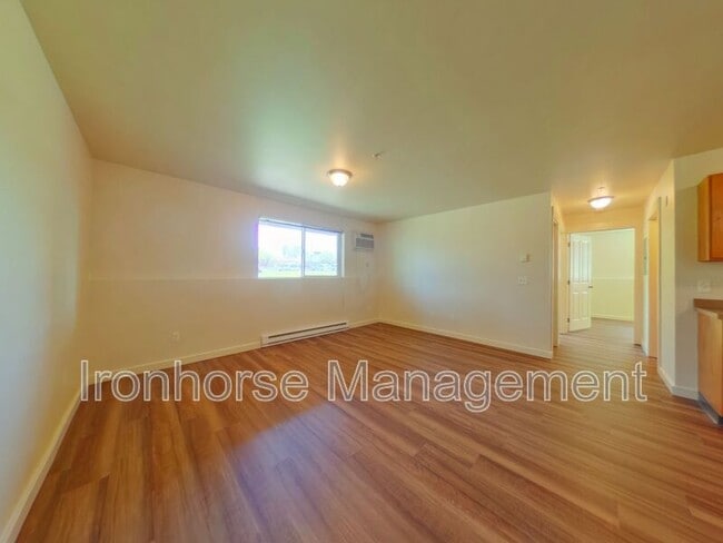 Building Photo - 807 W Villard St