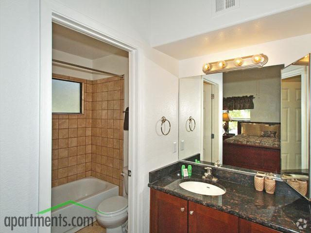 Baño - The Greens at Ventana Canyon Apartments