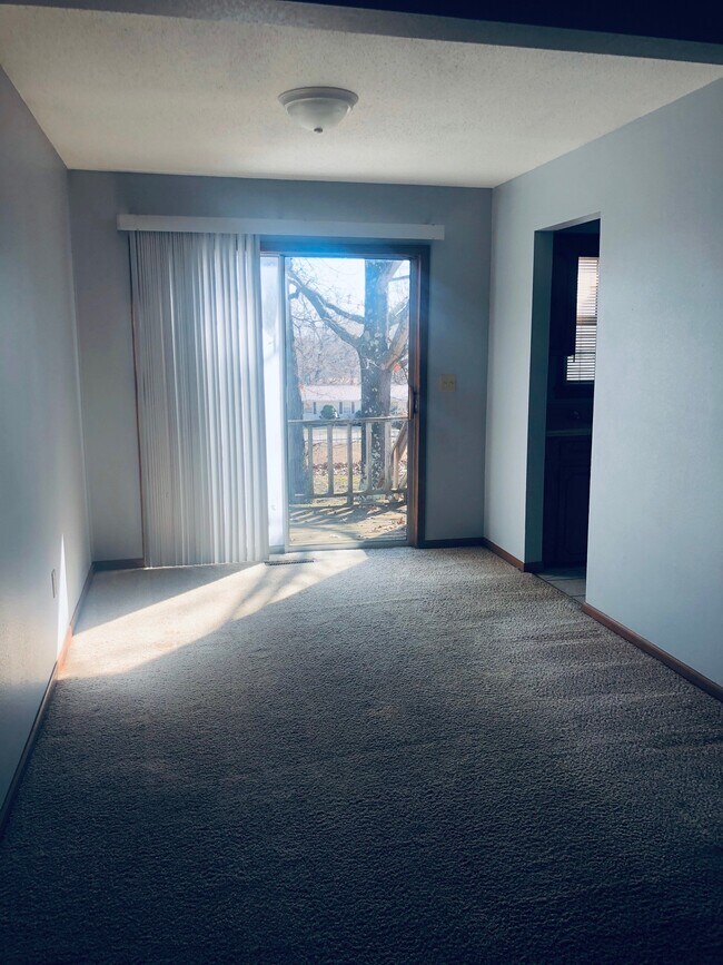 207 Country Villa Ln Unit 1, Saint Robert, MO 65584 Room for Rent in