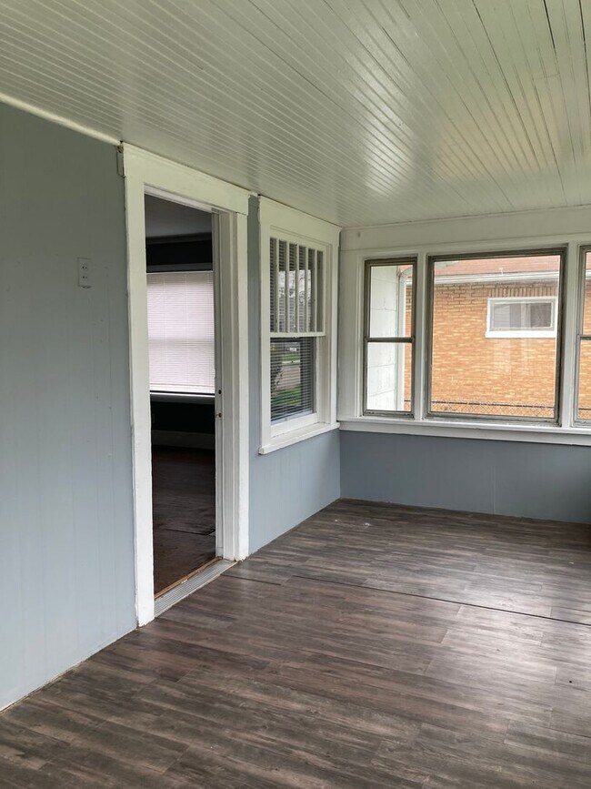 Building Photo - 2 bedroom house with garage, off street pa...