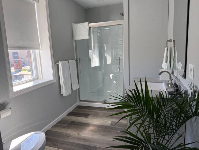 Building Photo - Newly renovated fully furnished 1 bedroom apartment on the Square