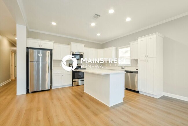 Building Photo - 4 Bedroom Pet-Friendly Home in Orlando, FL with Main Street Renewal