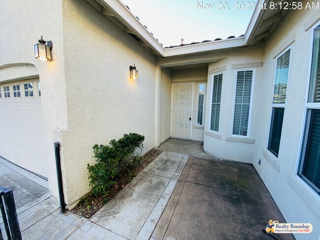 Building Photo - Gorgeous Home with Lots of Space