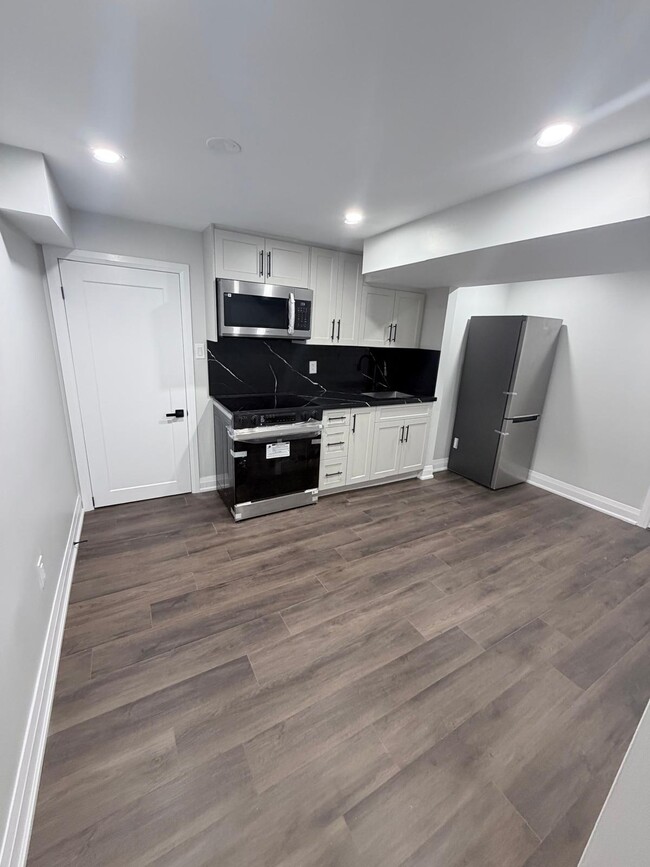 Building Photo - 604 Farwell Cres