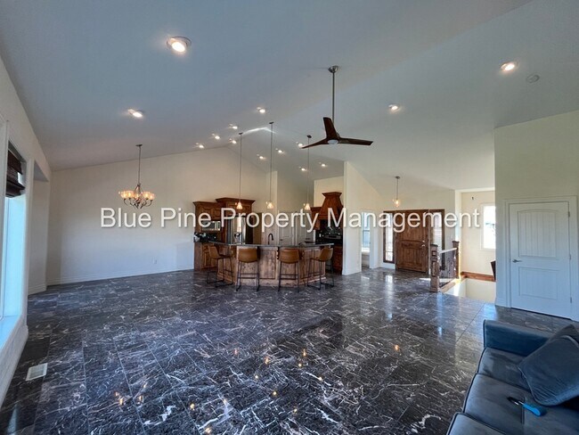 Building Photo - 8426 S Black Hawk Dr