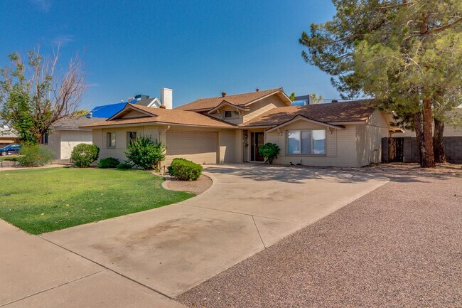 Building Photo - 137 E Riviera Dr