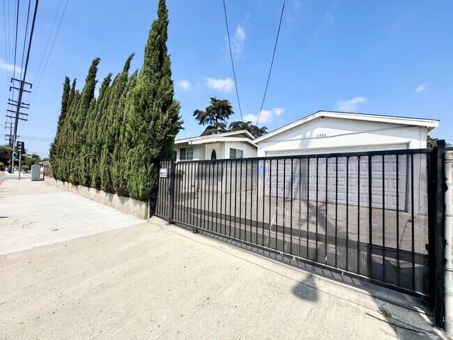 Foto del edificio - 2 bed 2 bath Single family home with a big...