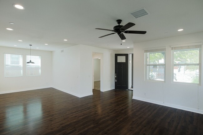 Building Photo - 10526 San Bruno St