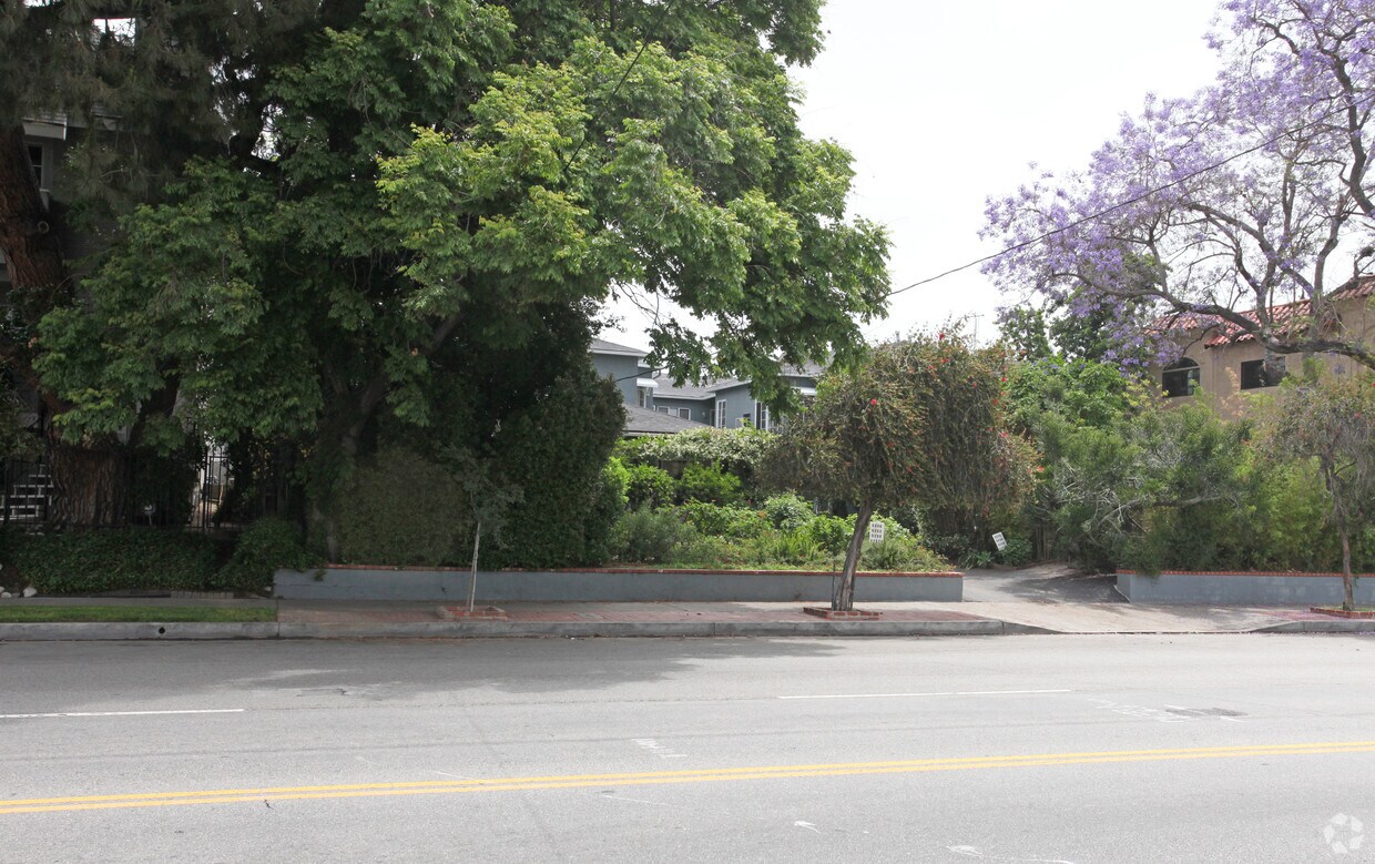 Building Photo - 5244-5252 Whitsett Ave