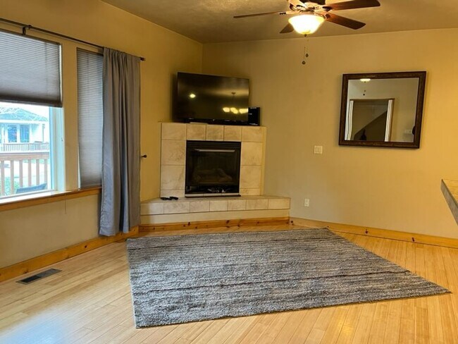 Foto del edificio - Charming 3 Bed + Loft Row Home in Quiet Neighborhood | 2.5 Baths | 2-Car Garage