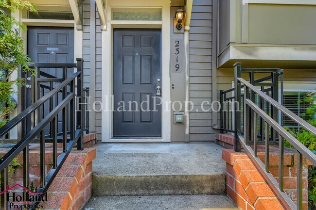 Foto del edificio - Fantastic Location Townhome. NEW PRICE!