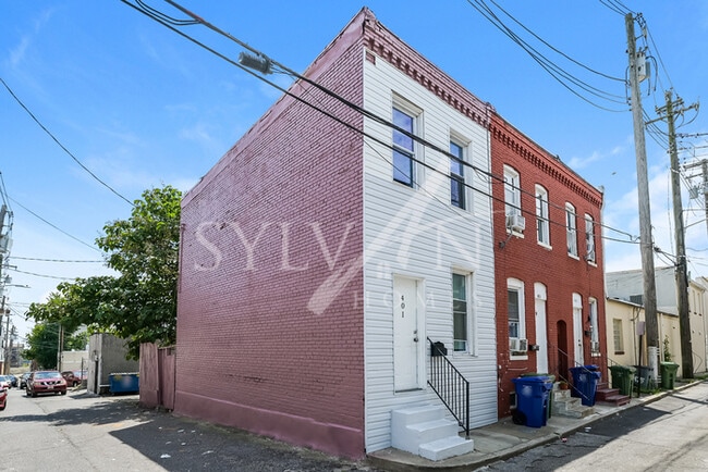 Building Photo - Charming 2BR 1BA Home