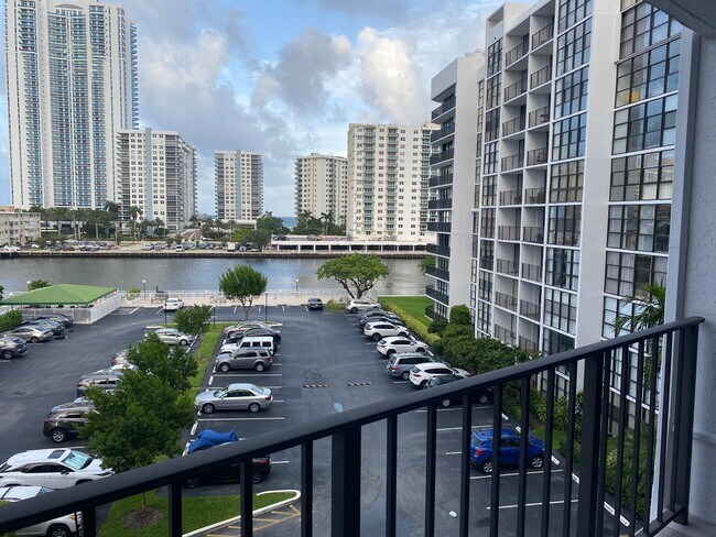 Building Photo - 800 Parkview Dr