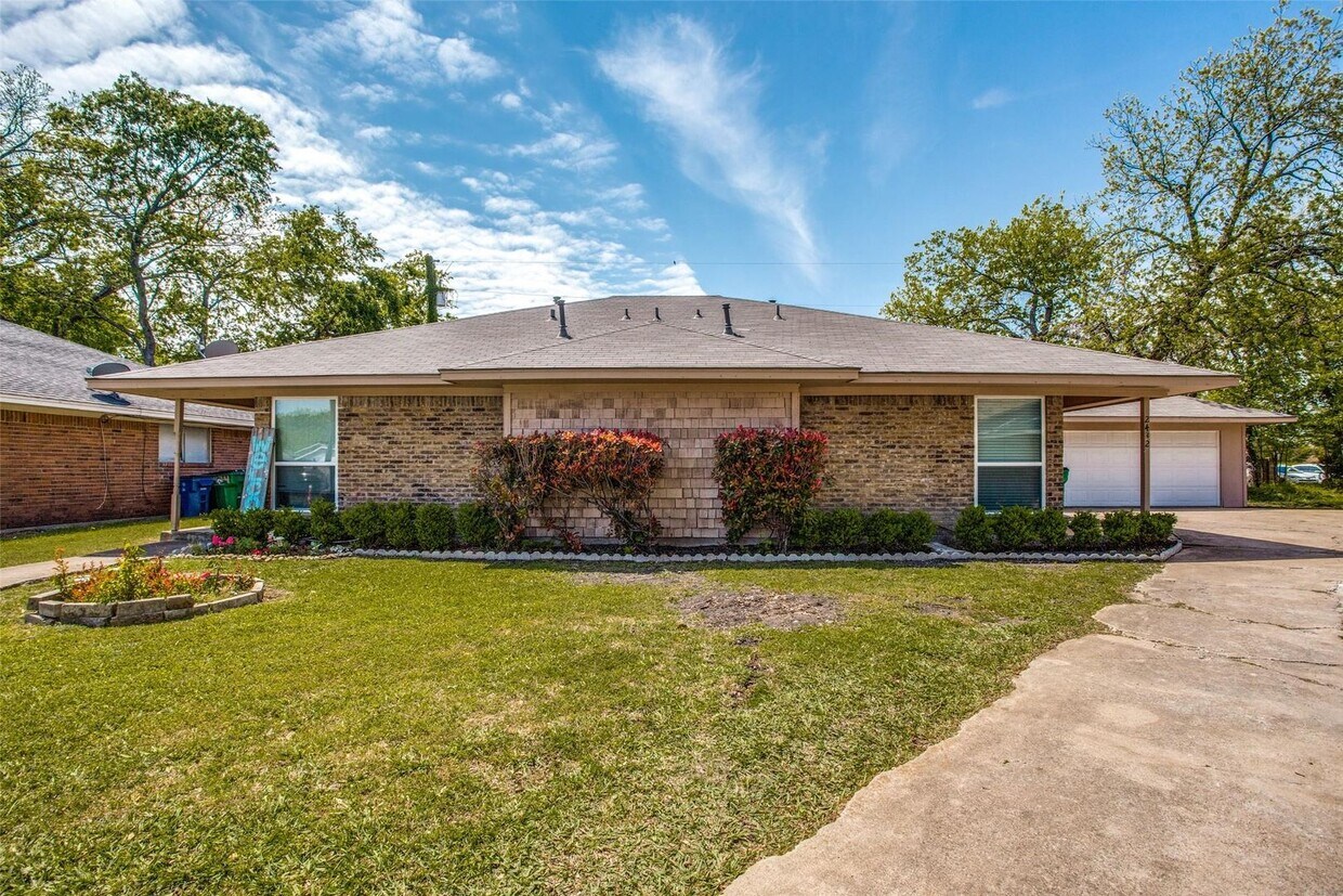 Primary Photo - 2432-2434 Lakeview Cir