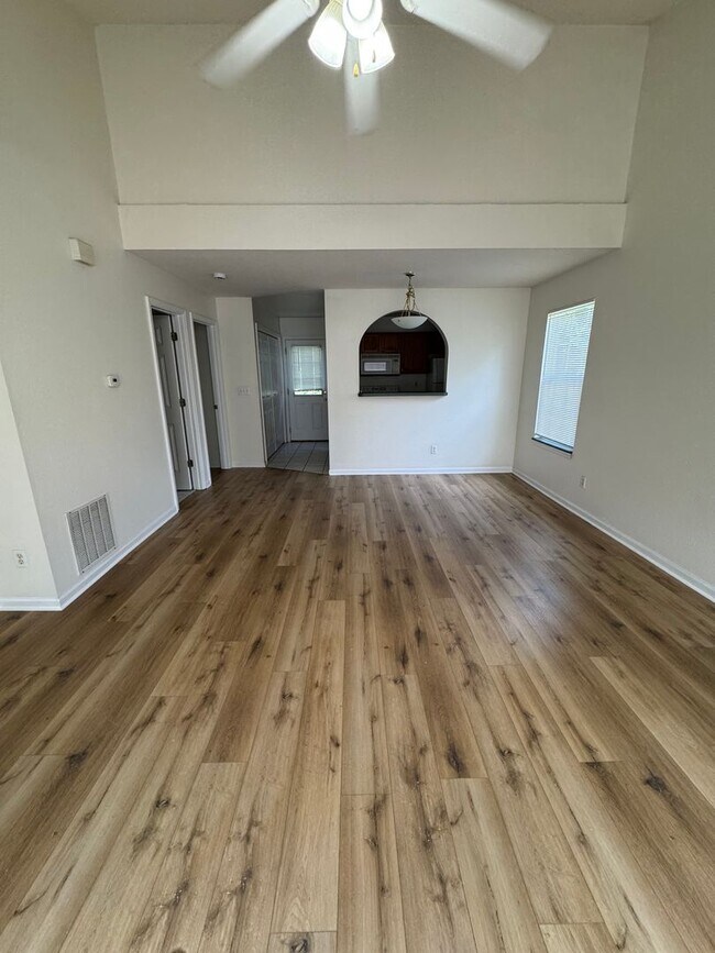 Foto del edificio - 1591-1593 N Doulton Dr