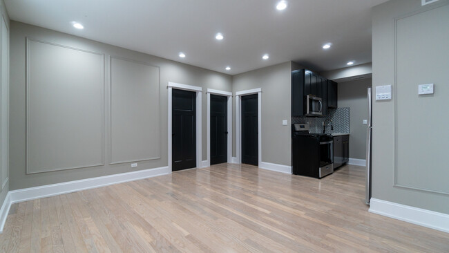 Building Photo - 5404 N Paulina St
