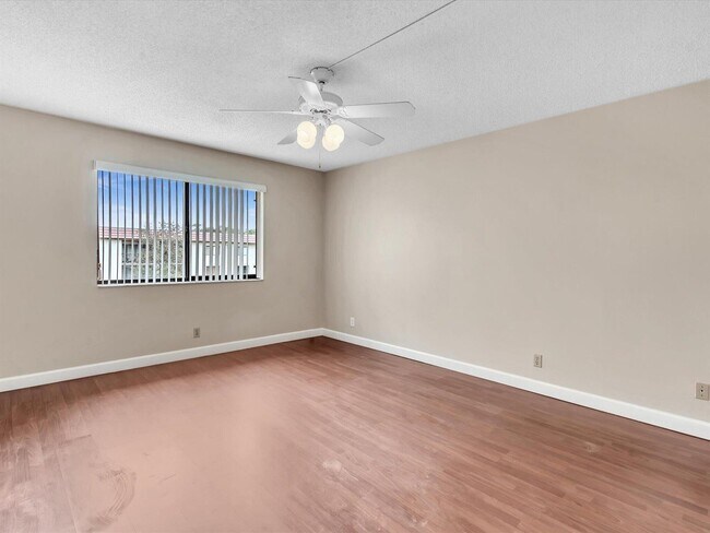 Building Photo - 16252 Laurel Dr