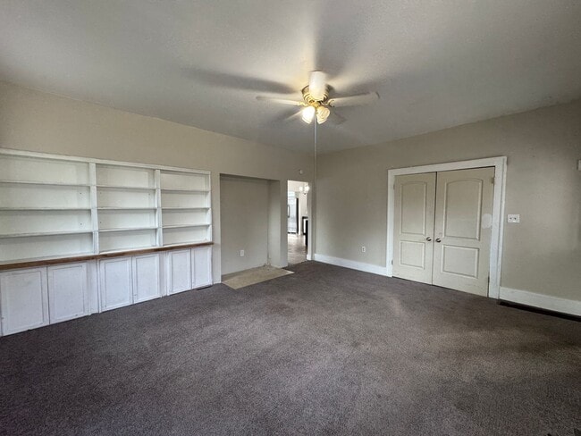 Building Photo - 2 Bedroom Must See!