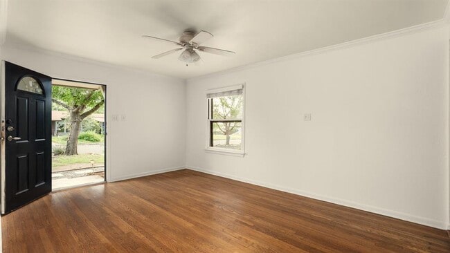 Building Photo - 206 E Skyview Rd