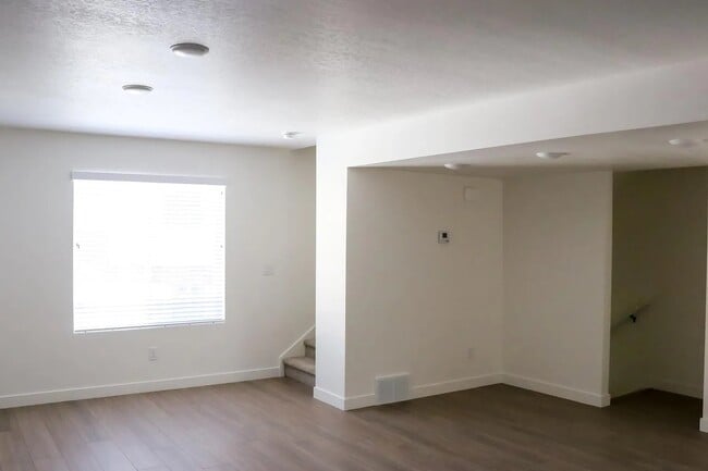 Building Photo - 84 E 200 S