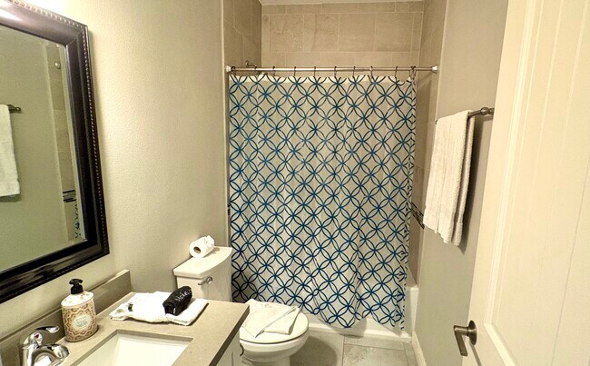 Full bath - 404 N Tarnava St