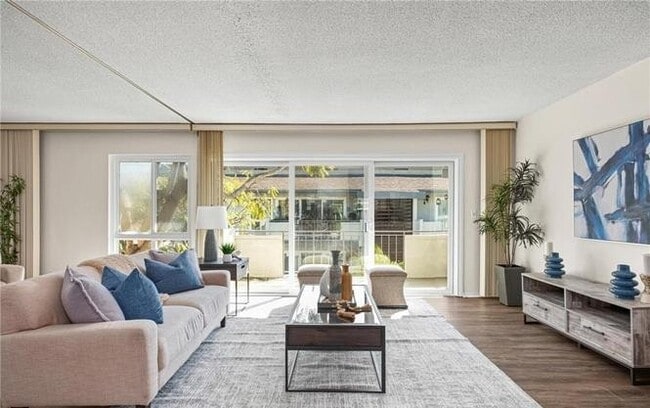 Foto del edificio - 1745 Maple Ave