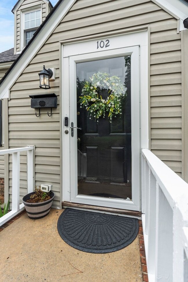 Building Photo - Updated Bungalow Close to Downtown