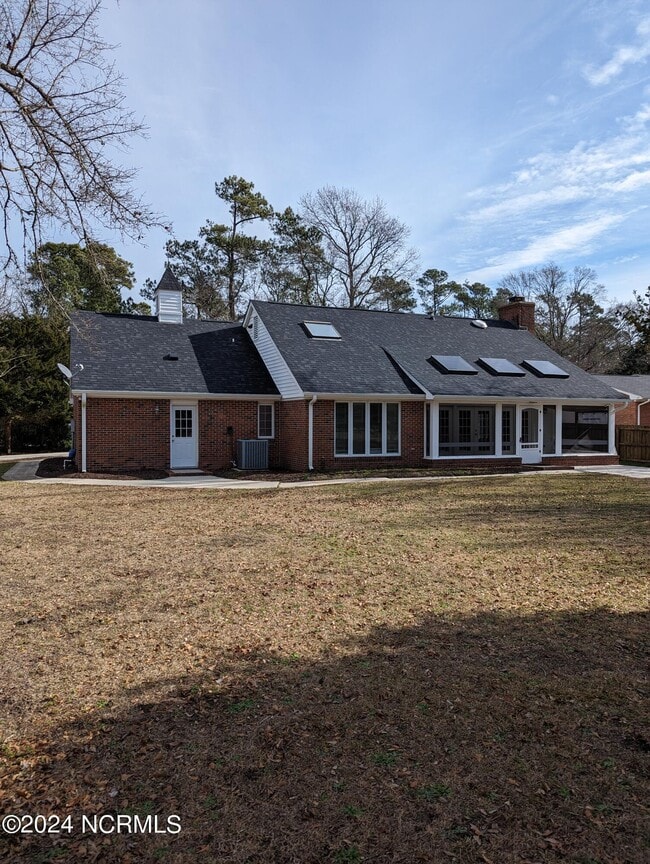 Building Photo - 102 Pine Needle Dr