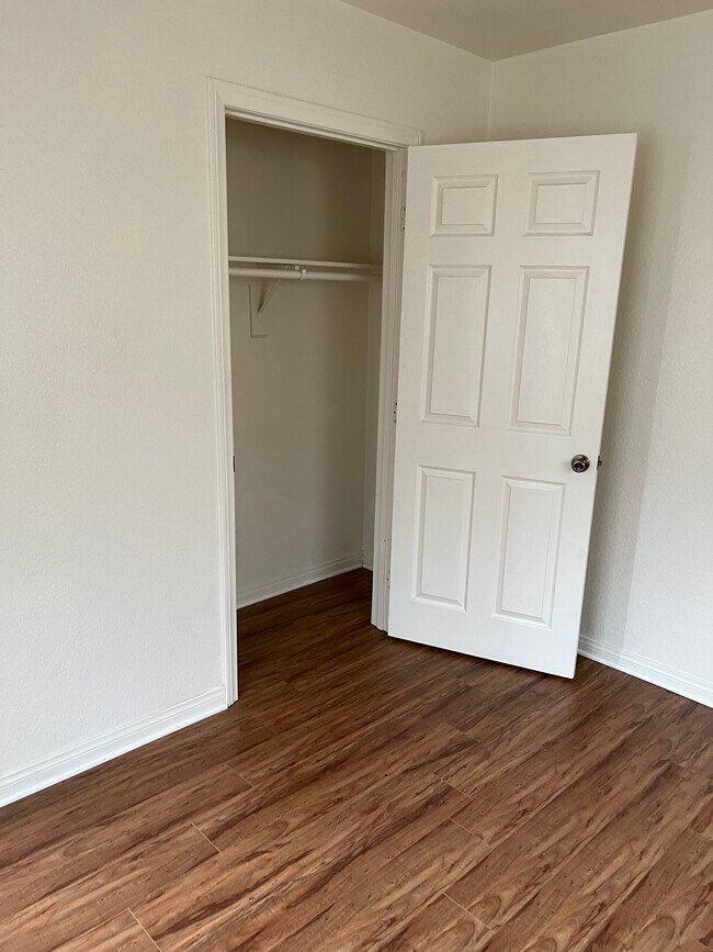 Closet - 1042 W 39th Pl