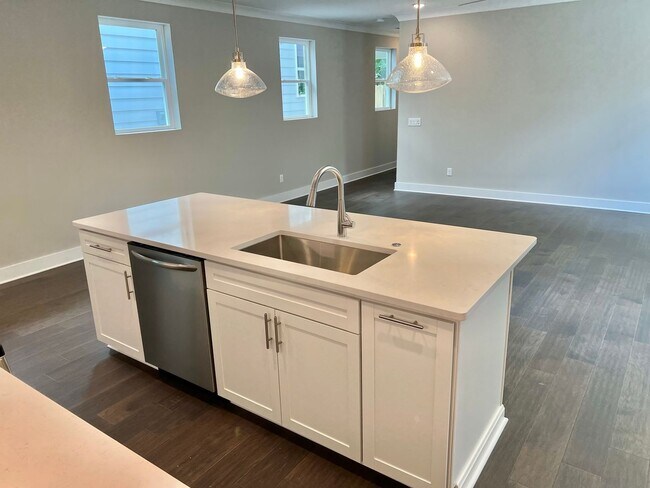 Building Photo - 4 Bedroom, 3 Bath Home w/ Garage