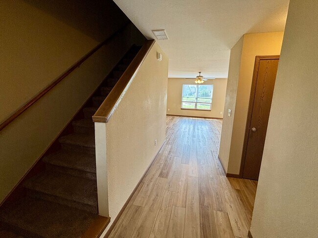 Foto del edificio - Live Comfortably on the East Side – Spacious 4 Bed / 2.5 Bath Duplex with Backyard & Garage